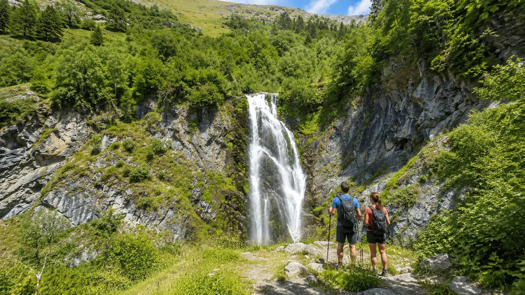 Lagos y cascadas en los pirineos. valle de aran