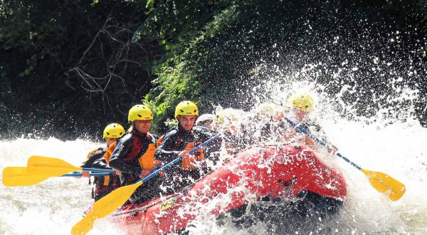 Rafting en el rio Garona Desciende por los rápidos en grupo y siente la adrenalina en un entorno natural incomparable